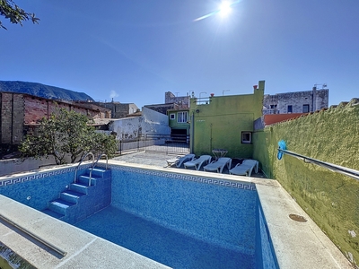 Impresionante casa/Masia típica catalana de pueblo de 325m2, con su piscina privada, y su parcela de 526m2, en le centro de Palau Saverdera Venta Palau Saverdera