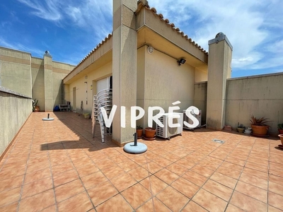 Piso en venta en Centro - Cáceres de 4 habitaciones con terraza y piscina