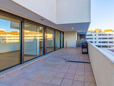 Piso en venta en El Clavín-Valdeluz de 4 habitaciones con terraza y piscina