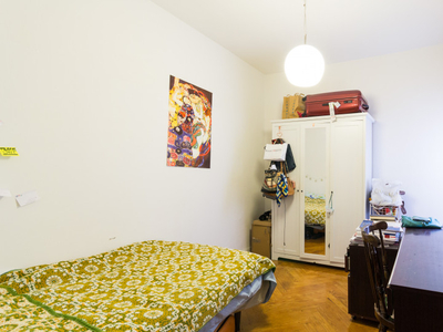 Relajante habitación en un apartamento de 4 dormitorios en Moncloa, Madrid