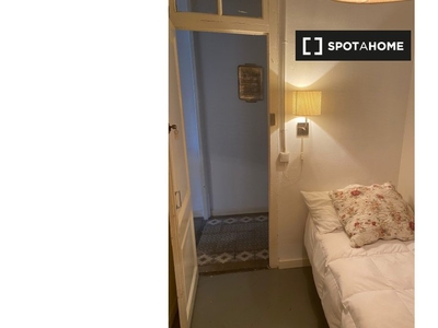 Se alquila habitación en apartamento de 2 dormitorios en Barcelona