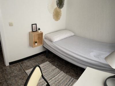Se alquila habitación en apartamento de 4 dormitorios en Leganés, Madrid.