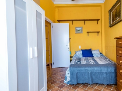 Se alquila habitación en apartamento de 5 dormitorios en Extramurs, Valencia.