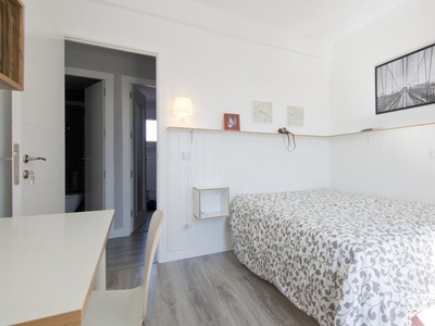 Se alquila habitación en apartamento de 6 dormitorios en Guindalera, Madrid