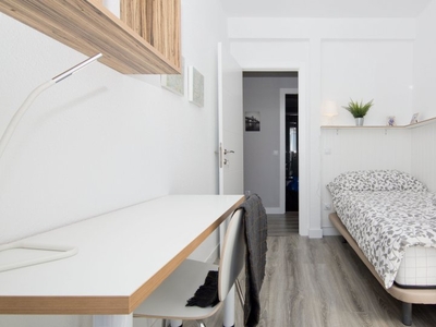 Se alquila habitación en apartamento de 6 dormitorios en Guindalera, Madrid
