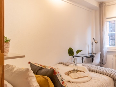 Se alquila habitación en piso de 4 dormitorios en Madrid
