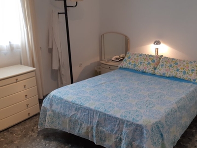 Se alquila habitación en piso de 7 dormitorios en El Alcaide, Córdoba