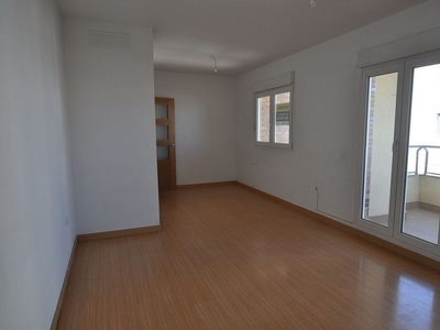 Venta de piso en Nuevo Cáceres de 3 habitaciones con terraza y garaje