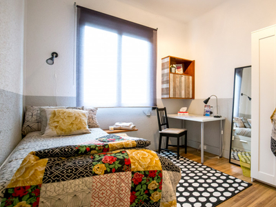Gran habitación en apartamento de 3 dormitorios en Uribarri, Bilbao