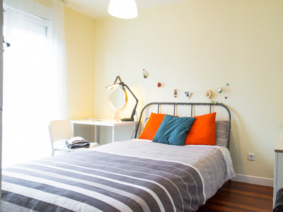 Habitación soleada en apartamento de 3 dormitorios en Getxo, Bilbao