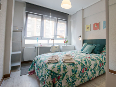 Habitación soleada en apartamento de 3 dormitorios en Uribarri, Bilbao