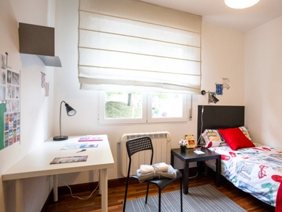 Habitación tranquila en apartamento de 3 dormitorios en Deusto, Bilbao