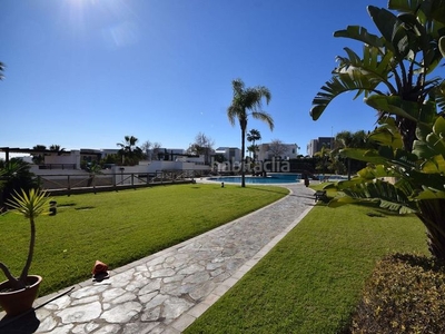 Ático con 3 habitaciones con parking, piscina, aire acondicionado, vistas al mar y vistas a la montaña en Marbella