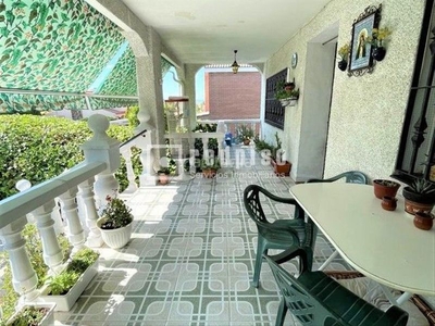 Casa con 6 habitaciones con parking, piscina, calefacción y jardín en Carranque
