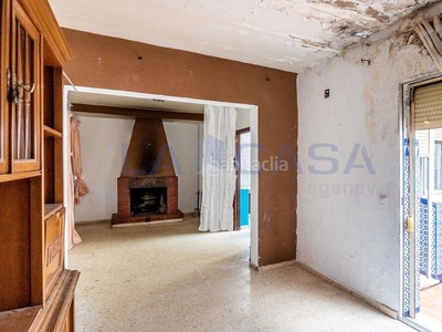 Chalet dispone de 4 habitaciones en planta alta, 2 baños, uno de ellos en planta baja, salón comedor con chimenea, cocina, patio y dos terrazas. en Coria del Río