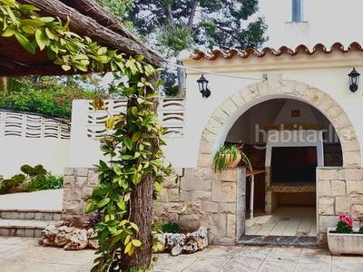 Chalet se vende villa con piscina y jardín en parcela de 900 m2 en Eliana (l´)