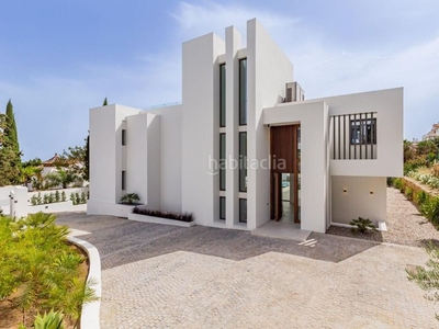 Chalet villa contemporánea de 5 dormitorios, 6 baños con vistas al mar en zona alta de el paraiso, estepona en Benahavís