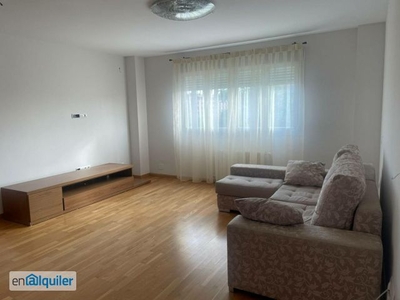 Estupendo y luminoso piso sin amueblar, de 149 m2 y 3 habitaciones, con estupendas zonas comunes.