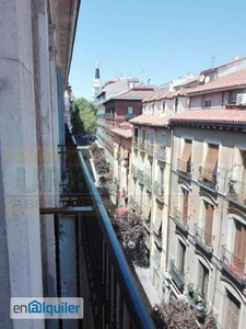 Fabuloso apartamento exterior con balcón a la calle en el barrio de huertas