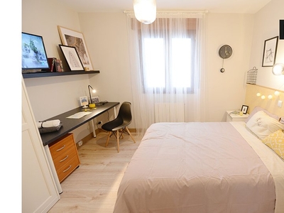 Se alquilan habitaciones en un apartamento de 4 dormitorios en Deusto, Bilbao
