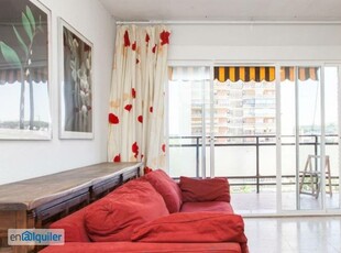 Apartamento de 4 dormitorios con balcón en alquiler en la Puerta del Ángel.