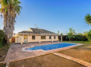 Casa adosada en venta en Estepona