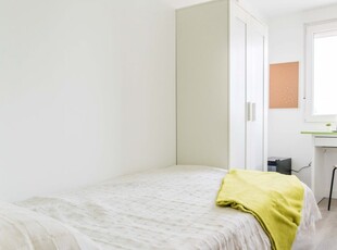 Habitación moderna en un apartamento de 5 dormitorios en Burjassot, Valencia.