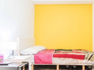 Habitación soleada en un apartamento de 5 dormitorios en Burjassot, Valencia.