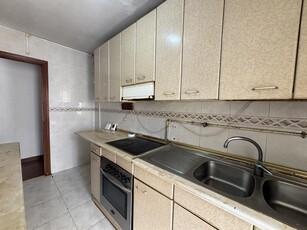 Piso en venta. Vivienda ubicada en la 1ª planta del edificio, compuesta de 3 habitaciones, baño completo, salón y cocina conectado con terraza.