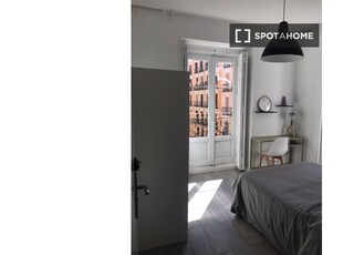 Se alquila habitación en piso de 6 habitaciones en Malasaña, Madrid