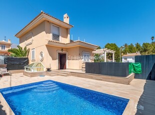 Villa en venta en La Nucia