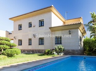 Villa independiente en venta en Torremolinos