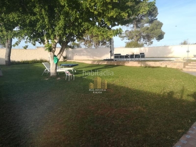 Chalet en venta en urbanizaciones periferias, 3 dormitorios. en Alcalá de Guadaira