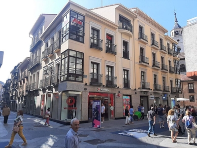 Alquiler de ático en calle Zúñiga de 1 habitación con terraza y balcón