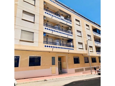 Apartamento en Guardamar con plaza de parking y piscina comunitaria.