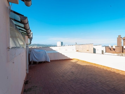 Ático con 3 habitaciones con ascensor, aire acondicionado, vistas al mar y vistas a la montaña en Barcelona
