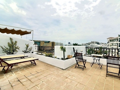 Ático en alquiler en Marina Botafoc - Platja de Talamanca de 3 habitaciones con terraza y piscina