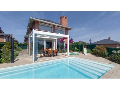 Bellezón de vivienda con vistas y maravilloso jardín con piscina para respirar, vivir y disfrutar