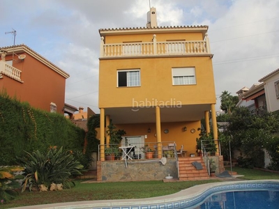 Casa chalet unifamiliar, 4 dormitorios, baños, jardines y piscina en Rincón de la Victoria