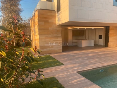 Casa con 4 habitaciones con parking, piscina, calefacción y aire acondicionado en Rubí