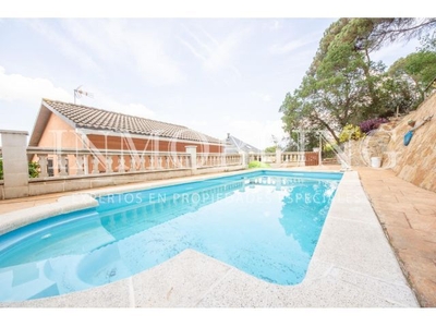 Casa con piscina con privacidad y vistas