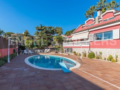 Casa fantástica y exclusiva villa estilo clásico en Alella