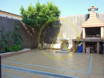 Casa pareada casa con gran patio, garaje y sostenible en Terrassa
