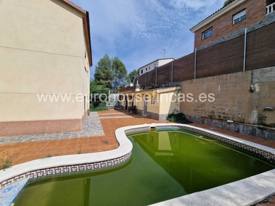 Casa vivienda de 3 plantas con terraza, zona de barbacoa techada y piscina. en Cabrera d´Anoia