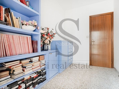 Piso atractivo piso de cuatro habitaciones y dos baños, con ascensor en Hospitalet de Llobregat (L´)