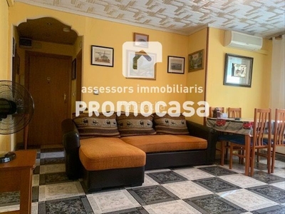 Piso de 76 m², 3 habitaciones todas exteriores, comedor de 18 m², cocina muy bien conservada, baño conservado con ducha. aire acondicionado. finca con ascensor!! visitelo!! en Badia del Vallès