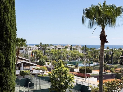 Venta de ático en Lomas de Marbella Club - Puente Romano de 3 habitaciones con terraza y piscina