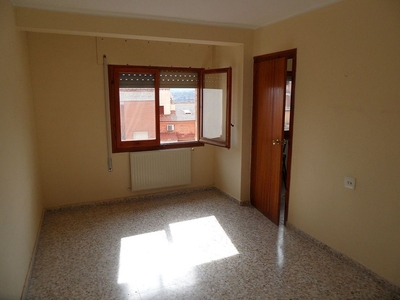 Venta de piso en Alcañiz de 4 habitaciones con balcón y calefacción