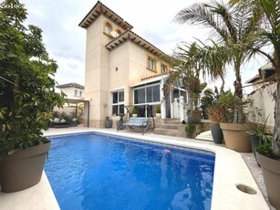 Villa independiente totalmente renovada con apartamento independiente y piscina en La Zenia!!!