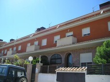 Venta Casa adosada en Calle Doña Jimena Terrer. Buen estado con terraza 315 m²